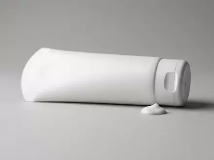 Fotorealistische Studioaufnahme von Enthaarungscreme zum Thema Nair Enthaarungscreme Sensitive 200ml, klare Lichtfuehrung - Foto: THN