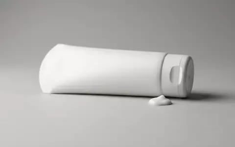 Fotorealistische Studioaufnahme von Enthaarungscreme zum Thema Nair Enthaarungscreme Sensitive 200ml, klare Lichtfuehrung - Foto: THN