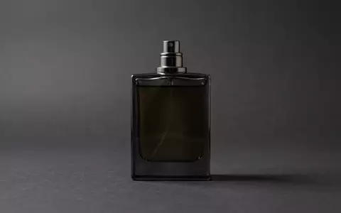 Fotorealistische Studioaufnahme von Eau de Toilette zum Thema Baldessarini Strictly Private EdT, klare Lichtfuehrung - Foto: THN