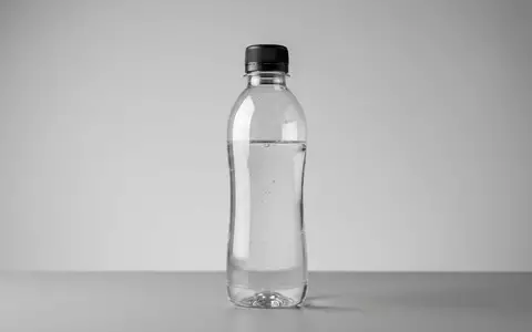 Fotorealistische Studioaufnahme von Trinkflasche zum Thema Nalgene Narrow Mouth 1L, klare Lichtfuehrung - Foto: THN