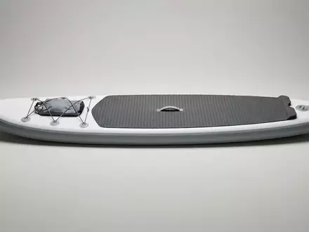 Fotorealistische Studioaufnahme von Aufblasbares Paddelbrett zum Thema Naish Alana 10'6 SUP, klare Lichtfuehrung - Foto: THN
