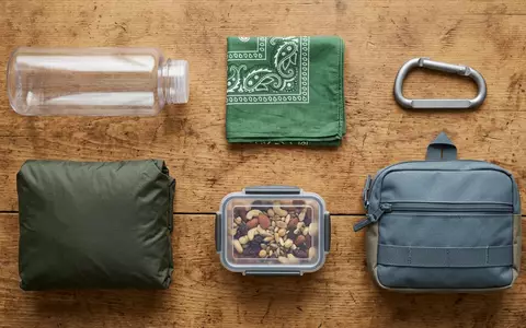 Flatlay-Arrangement rund um Trinkflasche zum Thema Nalgene Wide Mouth 1L, weiches Oberlicht - Foto: THN