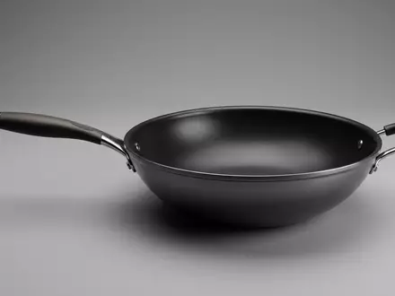 Fotorealistische Studioaufnahme von Wokpfanne zum Thema Le Creuset Wok 30cm, klare Lichtfuehrung - Foto: THN