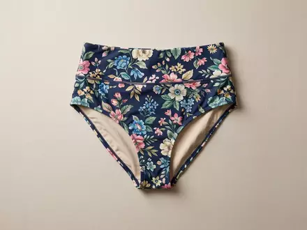 Fotorealistische Studioaufnahme von Bikinihose zum Thema Lascana Damen Bikini-Hose hoher, klare Lichtfuehrung - Foto: THN