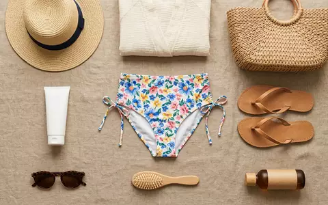 Flatlay-Arrangement rund um Bikinihose zum Thema Lascana Damen Bikini-Hose hoher, weiches Oberlicht - Foto: THN