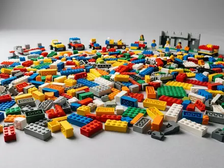 Fotorealistische Studioaufnahme von Klemmbausteinset zum Thema LEGO Classic Kreativ-Bausteine-Set 900, klare Lichtfuehrung - Foto: THN