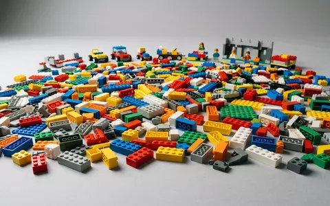 Fotorealistische Studioaufnahme von Klemmbausteinset zum Thema LEGO Classic Kreativ-Bausteine-Set 900, klare Lichtfuehrung - Foto: THN