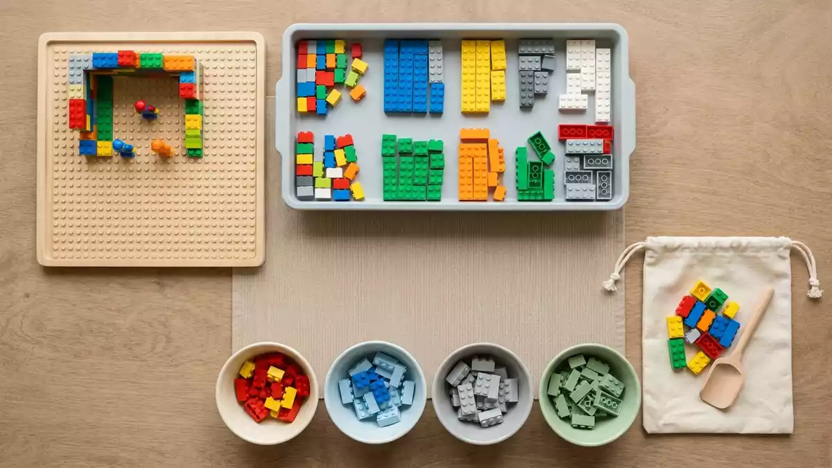 Flatlay-Arrangement rund um Klemmbausteinset mit passenden Requisiten von oben