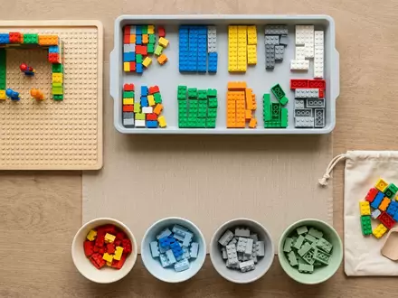Flatlay-Arrangement rund um Klemmbausteinset zum Thema LEGO Classic Kreativ-Bausteine-Set 900, weiches Oberlicht - Foto: THN