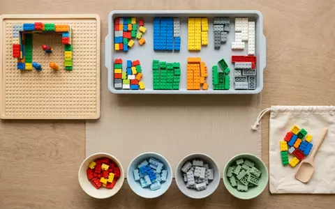 Flatlay-Arrangement rund um Klemmbausteinset zum Thema LEGO Classic Kreativ-Bausteine-Set 900, weiches Oberlicht - Foto: THN
