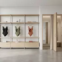 Architektur-Render im Bademodenboutique mit Badeanzug zum Thema Lascana Damen Badeanzug Rückenausschnitt, neutrales Tageslicht - Foto: THN