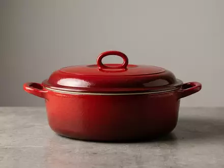 Fotorealistische Studioaufnahme von Gusseisenbraeter zum Thema Le Creuset Signature Bräter, klare Lichtfuehrung - Foto: THN