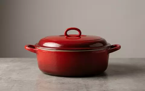 Fotorealistische Studioaufnahme von Gusseisenbraeter zum Thema Le Creuset Signature Bräter, klare Lichtfuehrung - Foto: THN