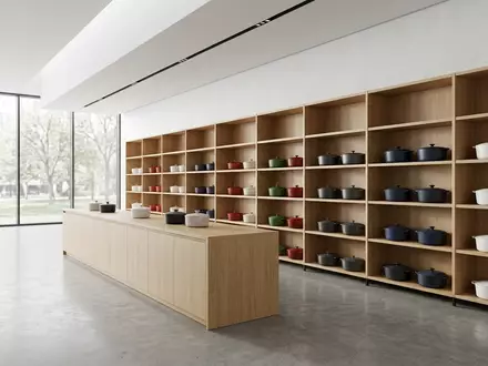 Architektur-Render im Kuechenfachmarkt mit Gusseisenbraeter zum Thema Le Creuset Signature Bräter, neutrales Tageslicht - Foto: THN