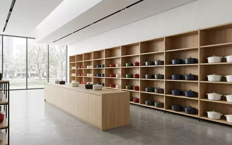 Architektur-Render im Kuechenfachmarkt mit Gusseisenbraeter zum Thema Le Creuset Signature Bräter, neutrales Tageslicht - Foto: THN