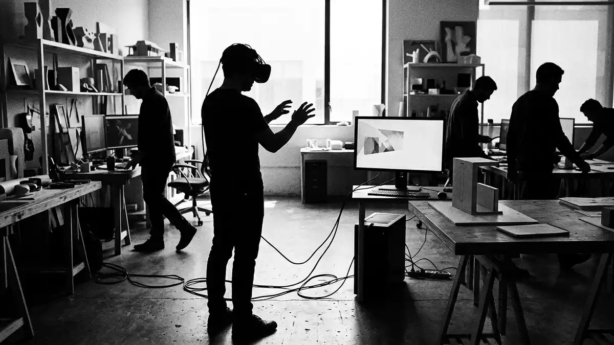 Schwarzweiss-Reportagebild mit VR-Headset in dokumentarischer Arbeitsumgebung, neutral