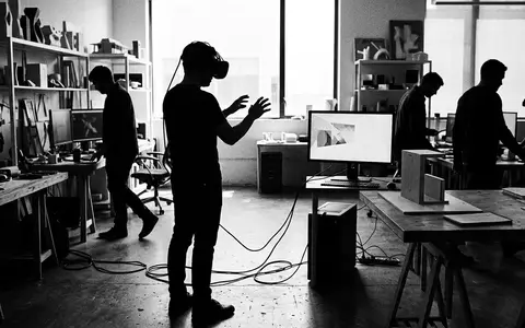 Schwarzweiss-Reportage mit VR-Headset zum Thema DPVR E4 VR-Headset PC, hoher Kontrast, sachlich dargestellt - Foto: THN