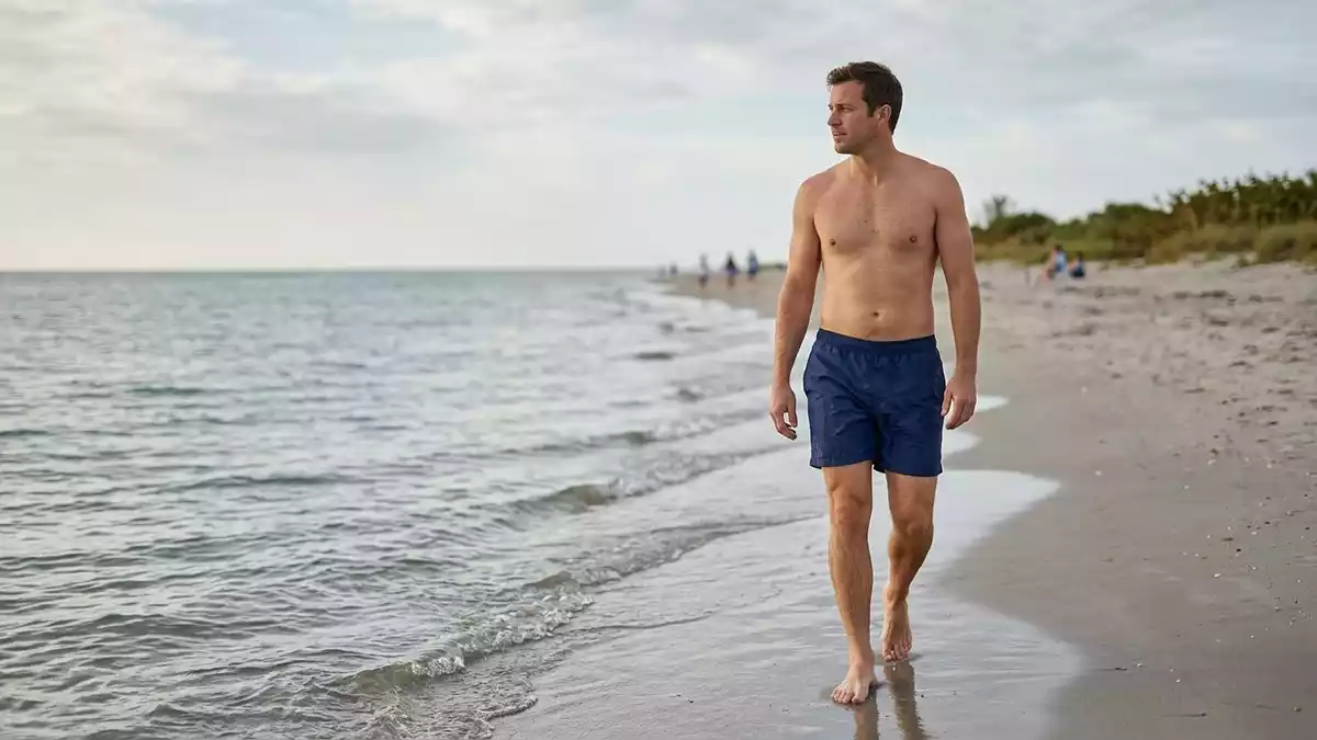 Fotorealistische Ansicht von Badehose am Strand in realer Umgebung, sachlich dargestellt