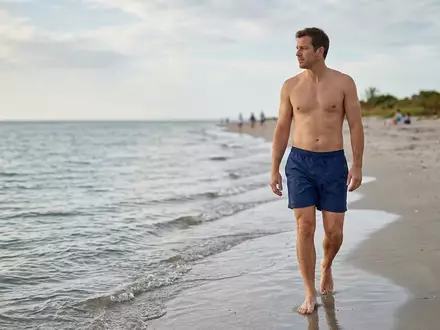Fotorealistische Aufnahme von Badehose am Strand zum Thema Dsquared2 Herren Badehose Logodruck, natuerliches Licht - Foto: THN