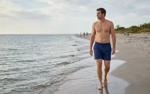 Fotorealistische Aufnahme von Badehose am Strand zum Thema Dsquared2 Herren Badehose Logodruck, natuerliches Licht - Foto: THN