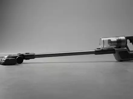 Fotorealistische Studioaufnahme von Akkustaubsauger zum Thema Dyson V15 Detect Absolute, klare Lichtfuehrung - Foto: THN
