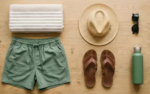 Flatlay-Arrangement rund um Herrenbadeshorts zum Thema Hackett London Herren Badeshorts, weiches Oberlicht - Foto: THN