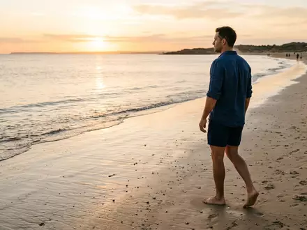 Fotorealistische Aufnahme von Herrenbadeshorts am Strand zum Thema Hackett London Herren Badeshorts, warmes Abendlicht - Foto: THN