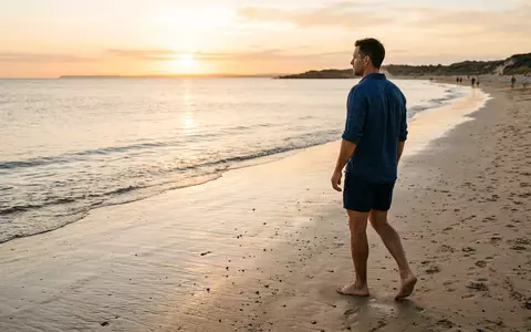 Fotorealistische Aufnahme von Herrenbadeshorts am Strand zum Thema Hackett London Herren Badeshorts, warmes Abendlicht - Foto: THN