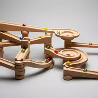 Fotorealistische Studioaufnahme von Kugelbahn zum Thema HABA Kullerbü Kugelbahn Starter-Set, klare Lichtfuehrung - Foto: THN