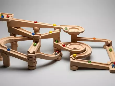 Fotorealistische Studioaufnahme von Kugelbahn zum Thema HABA Kullerbü Kugelbahn Starter-Set, klare Lichtfuehrung - Foto: THN