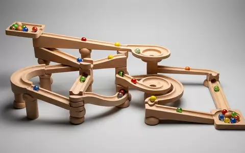 Fotorealistische Studioaufnahme von Kugelbahn zum Thema HABA Kullerbü Kugelbahn Starter-Set, klare Lichtfuehrung - Foto: THN