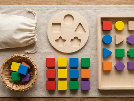 Flatlay-Arrangement rund um Steckspiel zum Thema HABA Meine ersten Steckspiele, weiches Oberlicht - Foto: THN