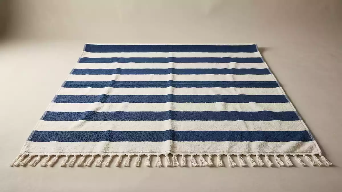 Fotorealistische Studioansicht von Strandhandtuch in neutraler Produktdarstellung