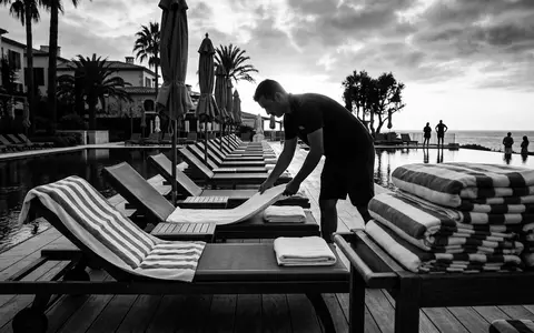 Schwarzweiss-Reportage mit Strandhandtuch zum Thema BOSS Herren Strand-Handtuch Logo, hoher Kontrast, sachlich dargestellt - Foto: THN