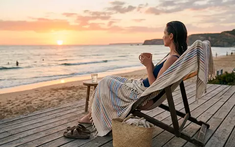 Fotorealistische Aufnahme von Strandhandtuch am Pool zum Thema BOSS Herren Strand-Handtuch Logo, warmes Abendlicht - Foto: THN
