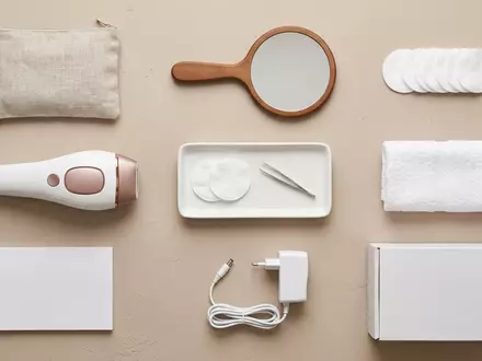 Flatlay-Arrangement rund um IPL-Haarentferner zum Thema BoSidin Permanent IPL Haarentferner, weiches Oberlicht - Foto: THN