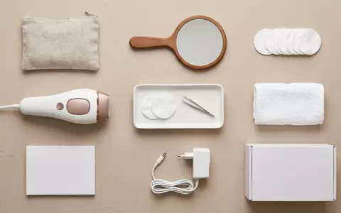 Flatlay-Arrangement rund um IPL-Haarentferner zum Thema BoSidin Permanent IPL Haarentferner, weiches Oberlicht - Foto: THN