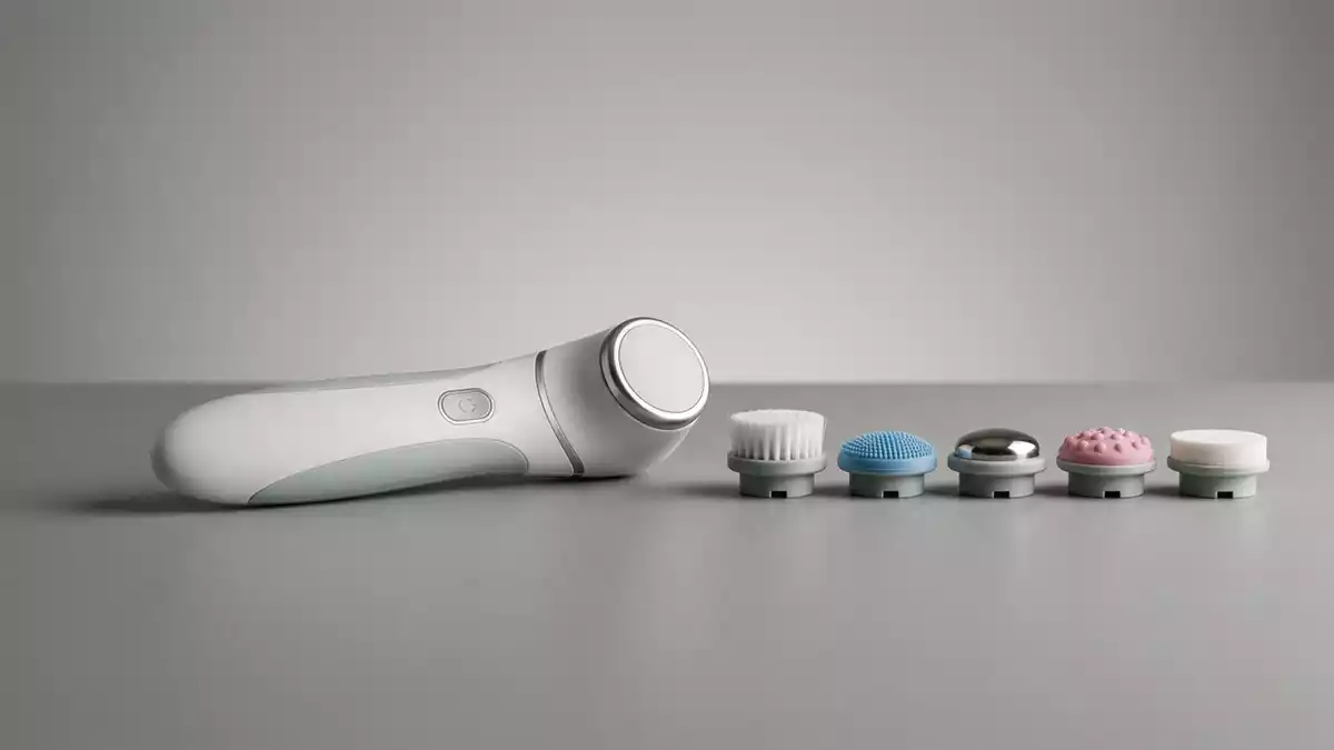 Fotorealistische Studioansicht von Gesichtspflegegeraet in neutraler Produktdarstellung