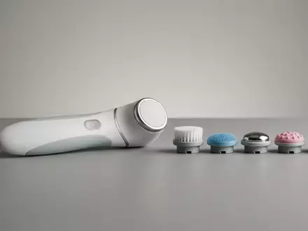 Fotorealistische Studioaufnahme von Gesichtspflegegeraet zum Thema Braun FaceSpa Pro 911, klare Lichtfuehrung - Foto: THN