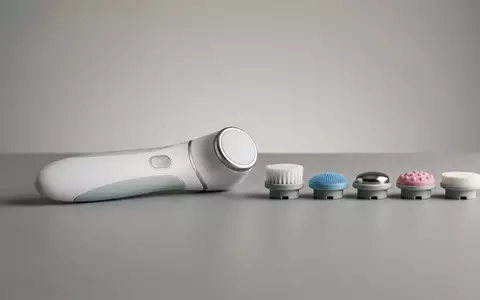 Fotorealistische Studioaufnahme von Gesichtspflegegeraet zum Thema Braun FaceSpa Pro 911, klare Lichtfuehrung - Foto: THN
