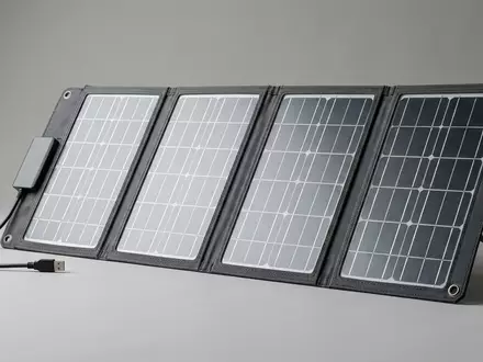 Fotorealistische Studioaufnahme von Klappbares Solarpanel zum Thema BougeRV 100W Solarpanel Faltbar, klare Lichtfuehrung - Foto: THN