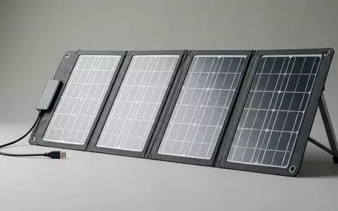 Fotorealistische Studioaufnahme von Klappbares Solarpanel zum Thema BougeRV 100W Solarpanel Faltbar, klare Lichtfuehrung - Foto: THN