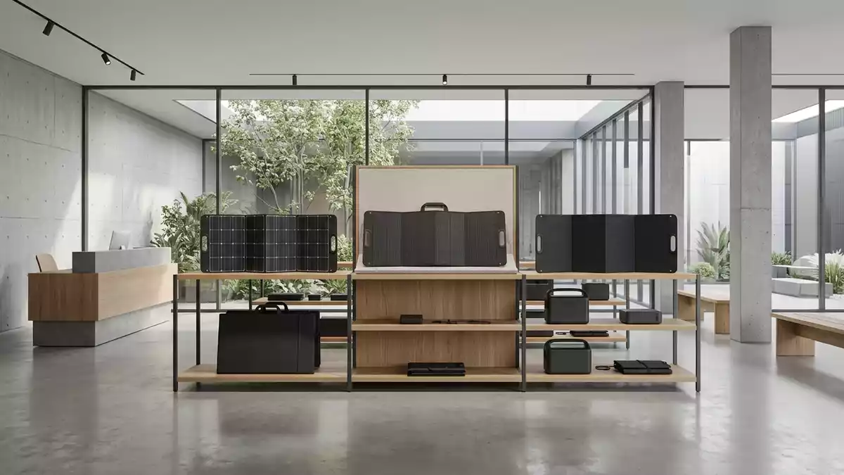 Architektur-Render im Outdoorfachgeschaeft mit Klappbares Solarpanel im Ausstellungsbereich