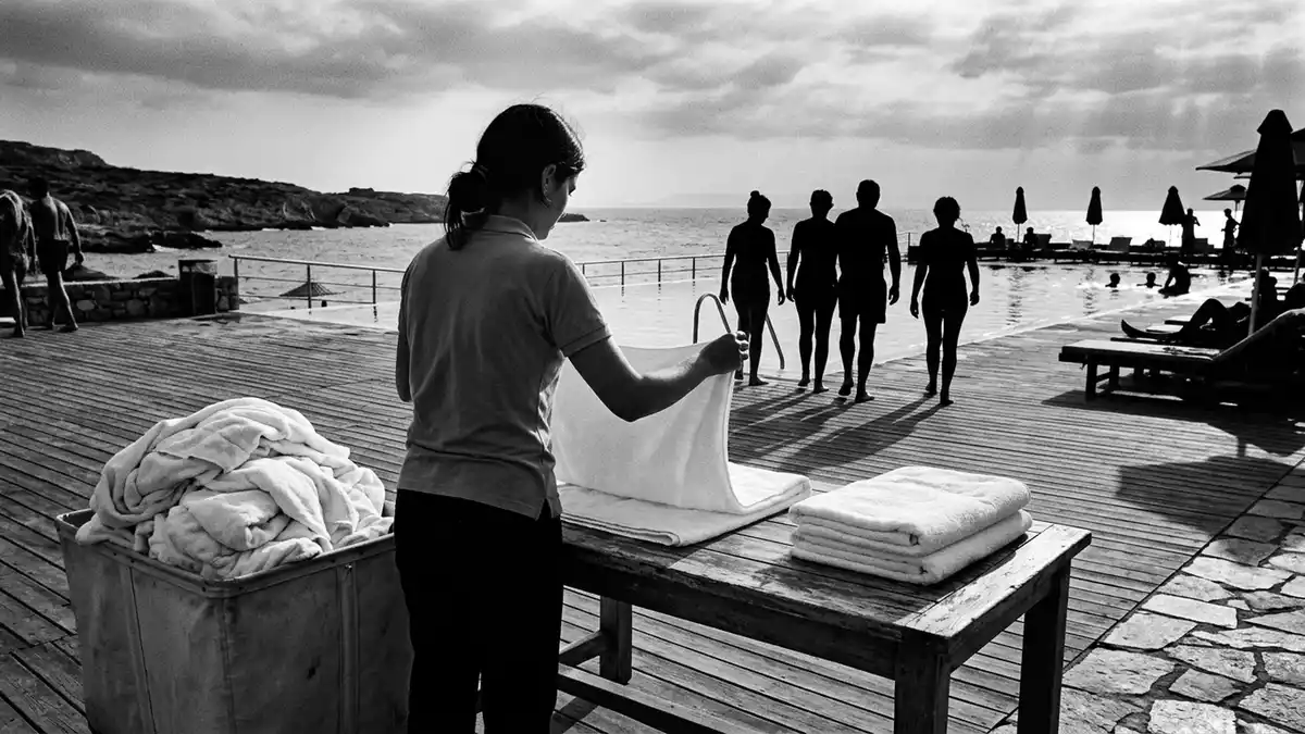 Schwarzweiss-Reportagebild mit Strandtuch in dokumentarischer Arbeitsumgebung, neutral