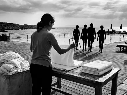 Schwarzweiss-Reportage mit Strandtuch zum Thema Ralph Lauren Herren Strandtuch, hoher Kontrast, sachlich dargestellt - Foto: THN
