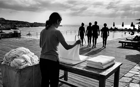 Schwarzweiss-Reportage mit Strandtuch zum Thema Ralph Lauren Herren Strandtuch, hoher Kontrast, sachlich dargestellt - Foto: THN