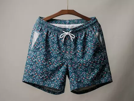 Fotorealistische Studioaufnahme von Badehose zum Thema Quiksilver Herren Badehose Highline, klare Lichtfuehrung - Foto: THN