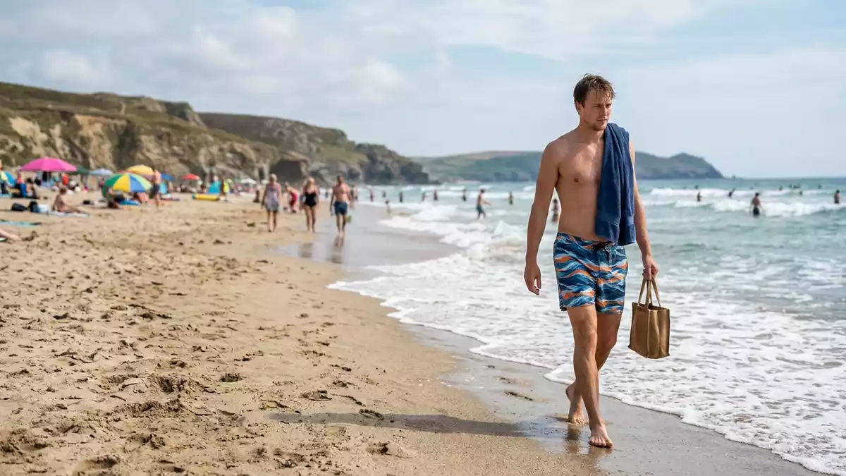 Fotorealistische Ansicht von Badehose am Strand in realer Umgebung, sachlich dargestellt