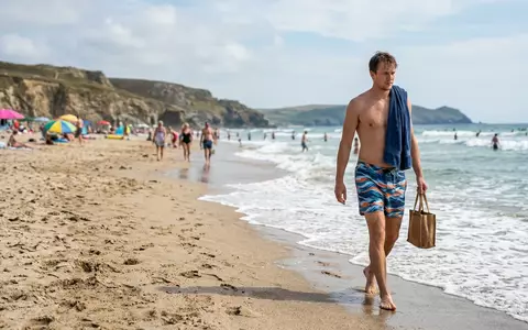 Fotorealistische Aufnahme von Badehose am Strand zum Thema Quiksilver Herren Badehose Highline, natuerliches Licht - Foto: THN