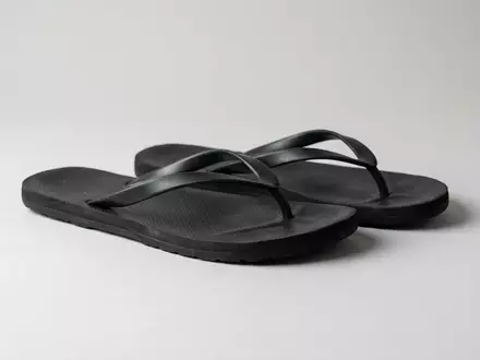 Fotorealistische Studioaufnahme von Zehensandalen zum Thema Quiksilver Herren Molokai Sandalen, klare Lichtfuehrung - Foto: THN